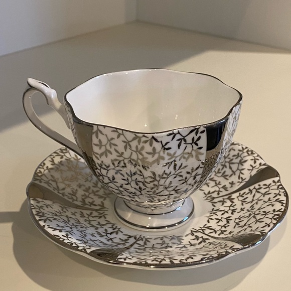 EUC VTG QUEEN ANNE TEACUP AND SAUCER IN THE "SILVER LACE" PATTERN - Picture 6 of 13